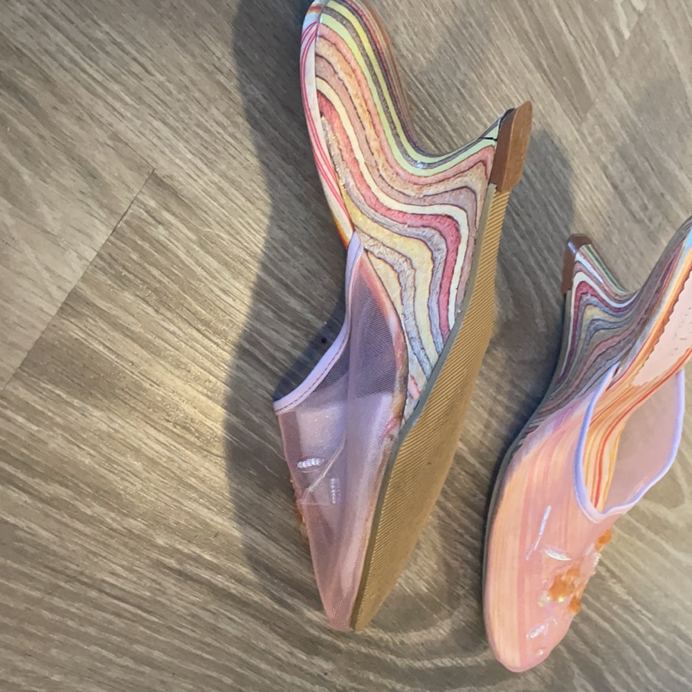 Pretty statement sandals. - Picture 4 of 5